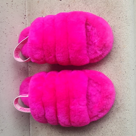 UGG VIBRANT PINK FUZZY SLIPPERS Size 4. - Picture 5 of 9